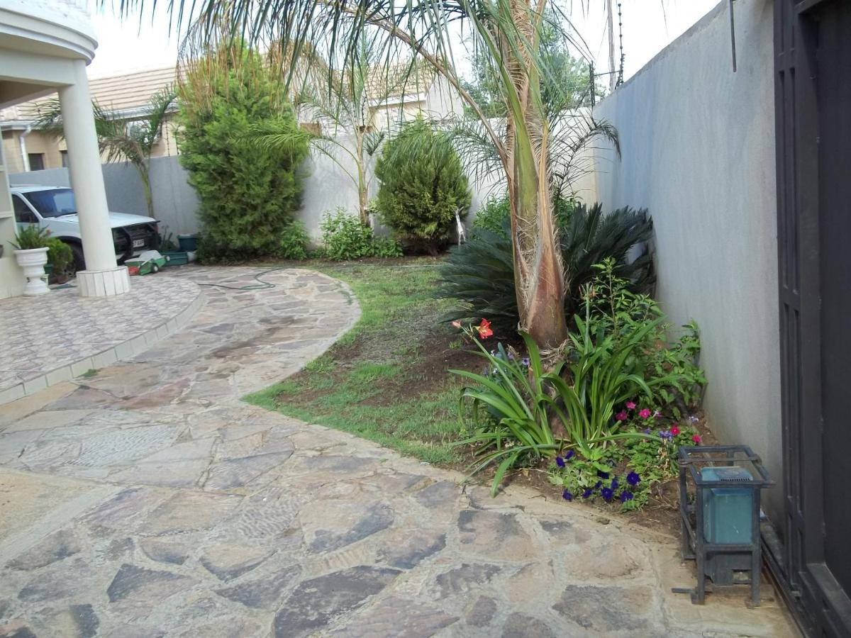 Carlcyn Homestay Gaborone Eksteriør billede
