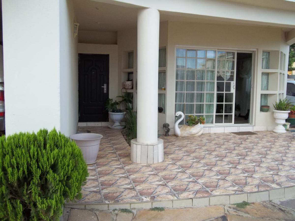 Carlcyn Homestay Gaborone Eksteriør billede