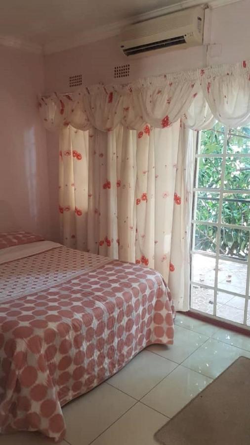 Carlcyn Homestay Gaborone Eksteriør billede