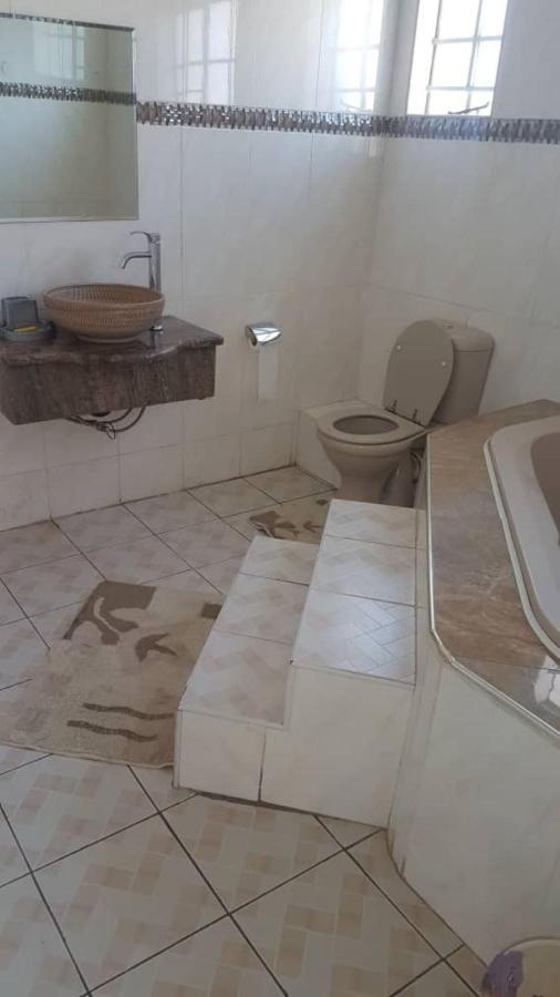 Carlcyn Homestay Gaborone Eksteriør billede