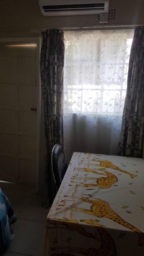 Carlcyn Homestay Gaborone Eksteriør billede