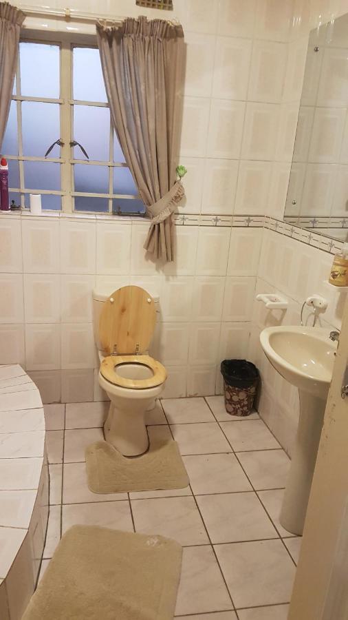 Carlcyn Homestay Gaborone Eksteriør billede