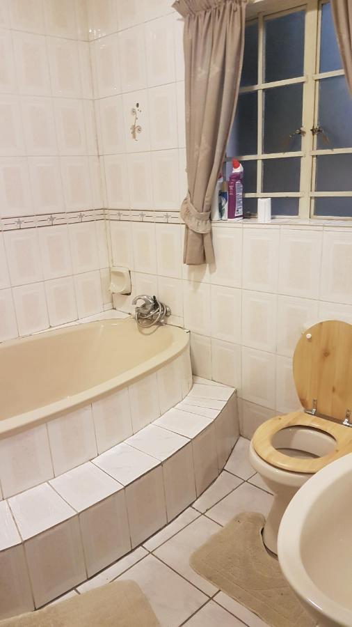 Carlcyn Homestay Gaborone Eksteriør billede